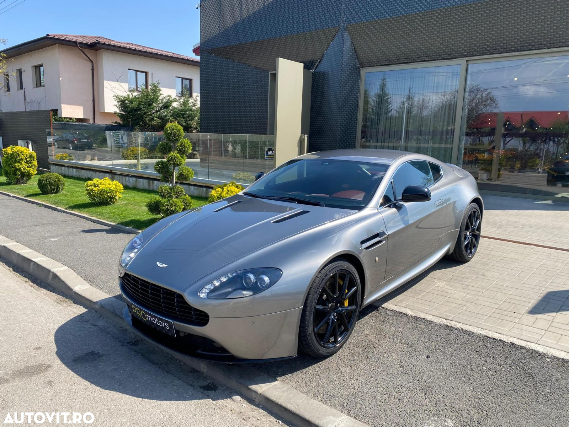 Aston Martin V8 Vantage - 2
