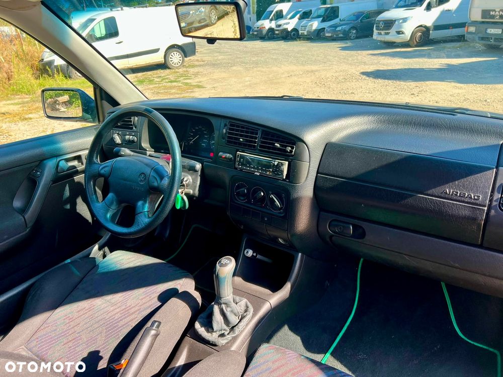 Volkswagen Golf 1.6 CL - 18