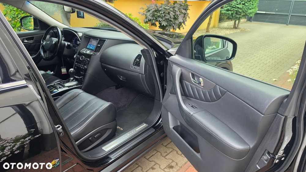 Infiniti QX70 - 16