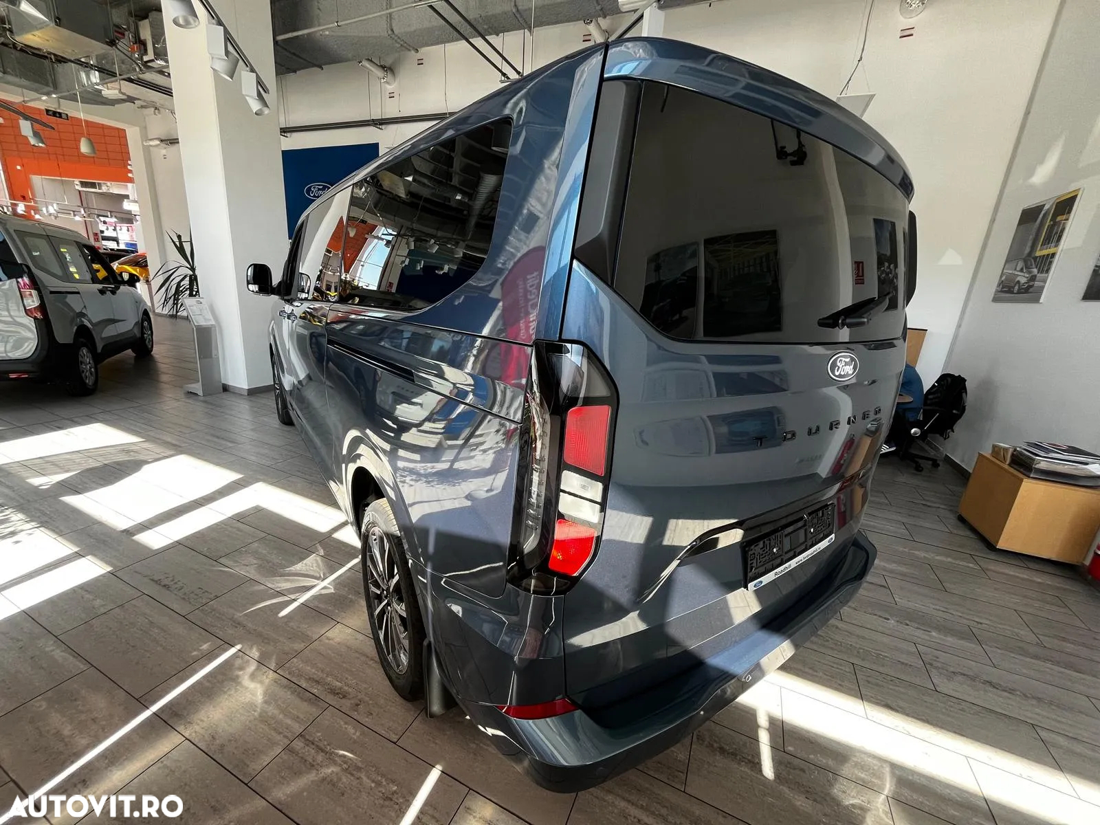 Ford Tourneo Custom Bus 320L 2.0 EcoBlue 136 CP 8AT L2H1 FWD Titanium - 4
