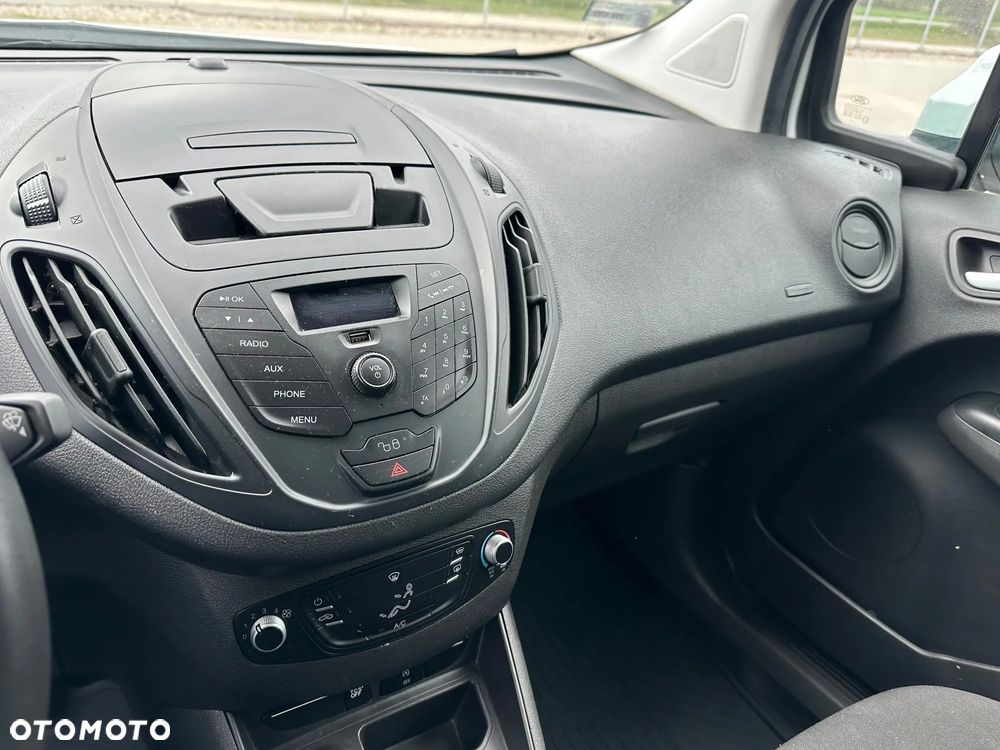 Ford Transit Courier - 13