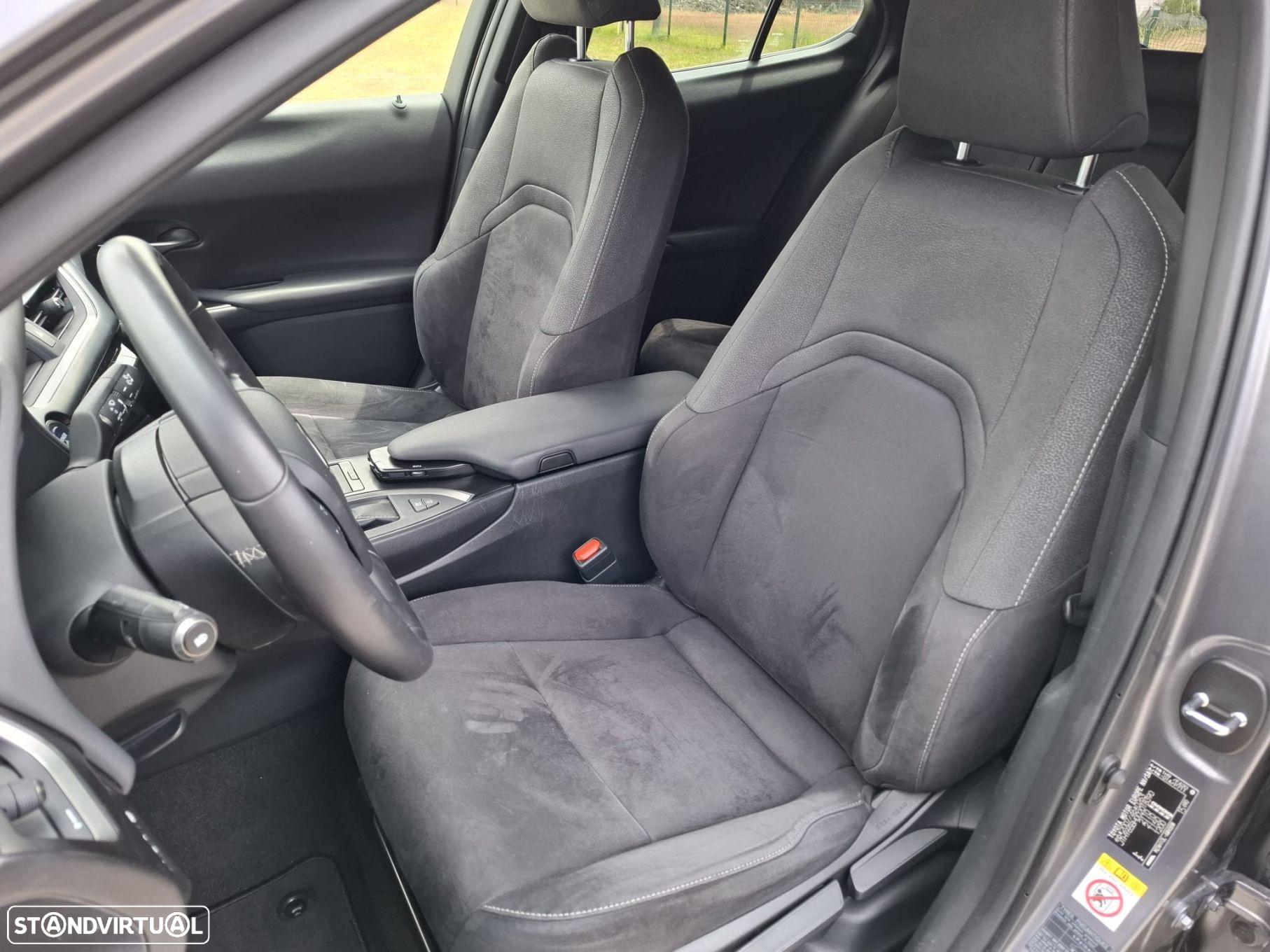 Lexus UX 250h Executive - 28