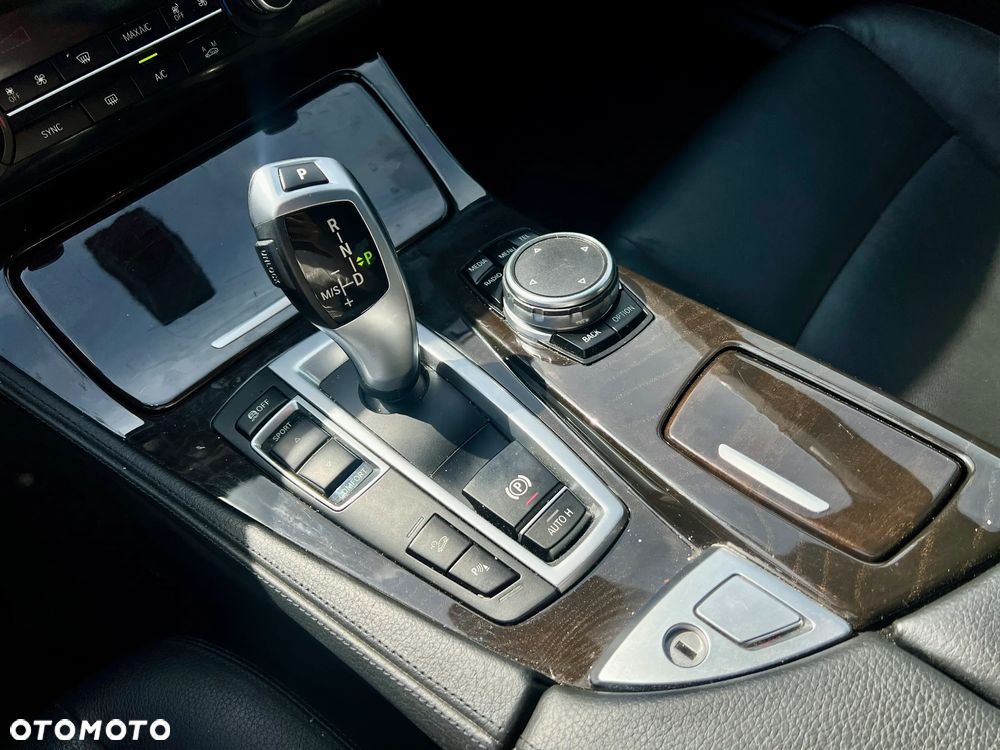 BMW Seria 5 528i xDrive - 29
