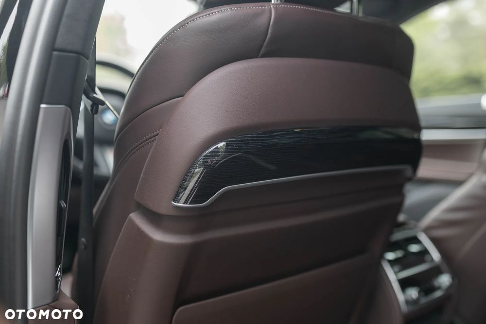 BMW Seria 7 750i xDrive - 17