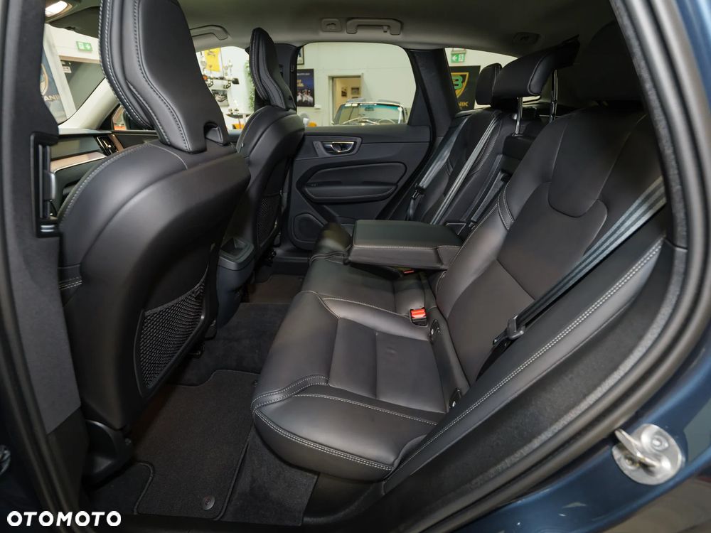 Volvo XC 60 B4 D AWD Plus Dark - 19