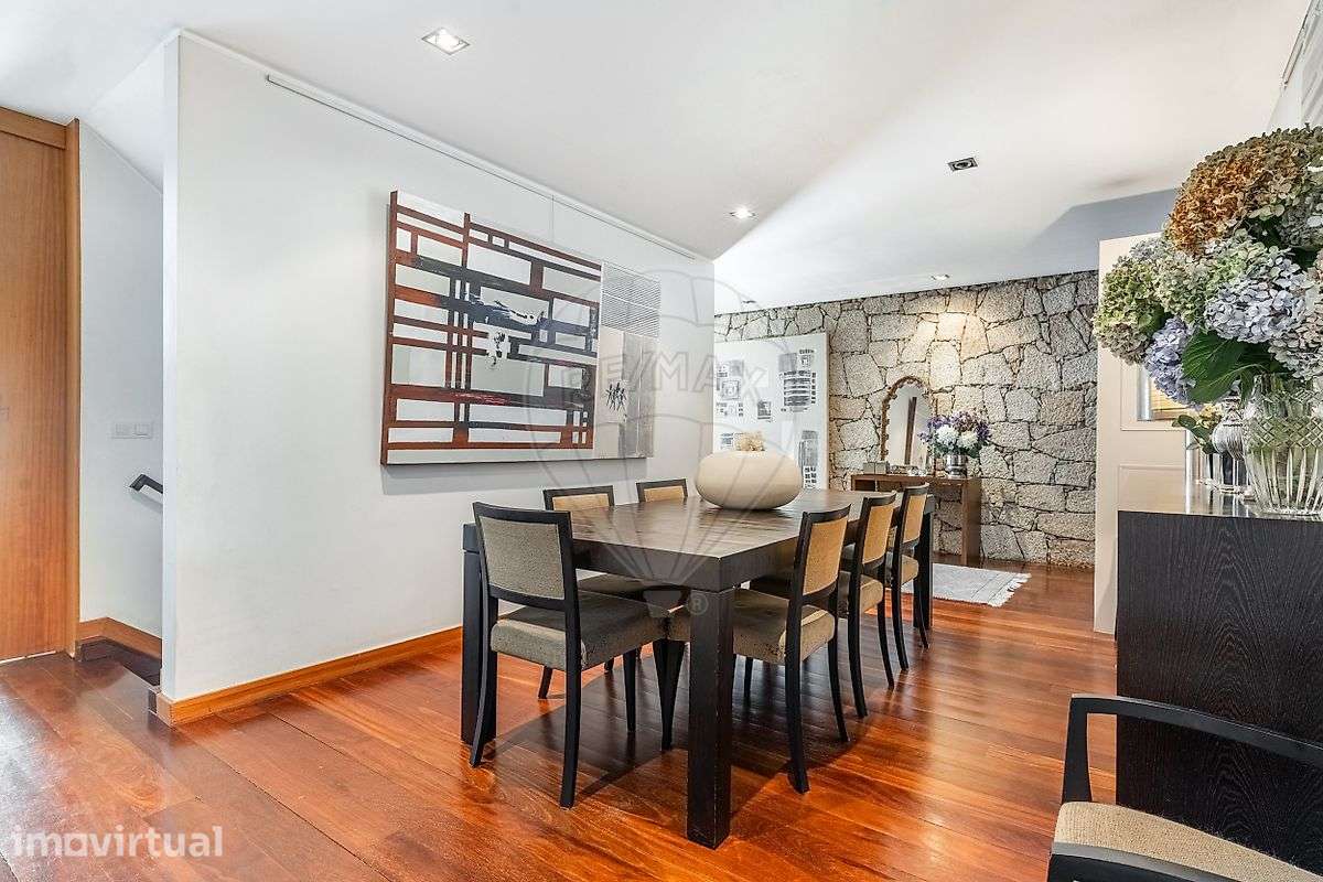 Moradia de Gaveto T4 Transformada em T3 com Piscina | Fraião, Braga - Grande imagem: 5/41