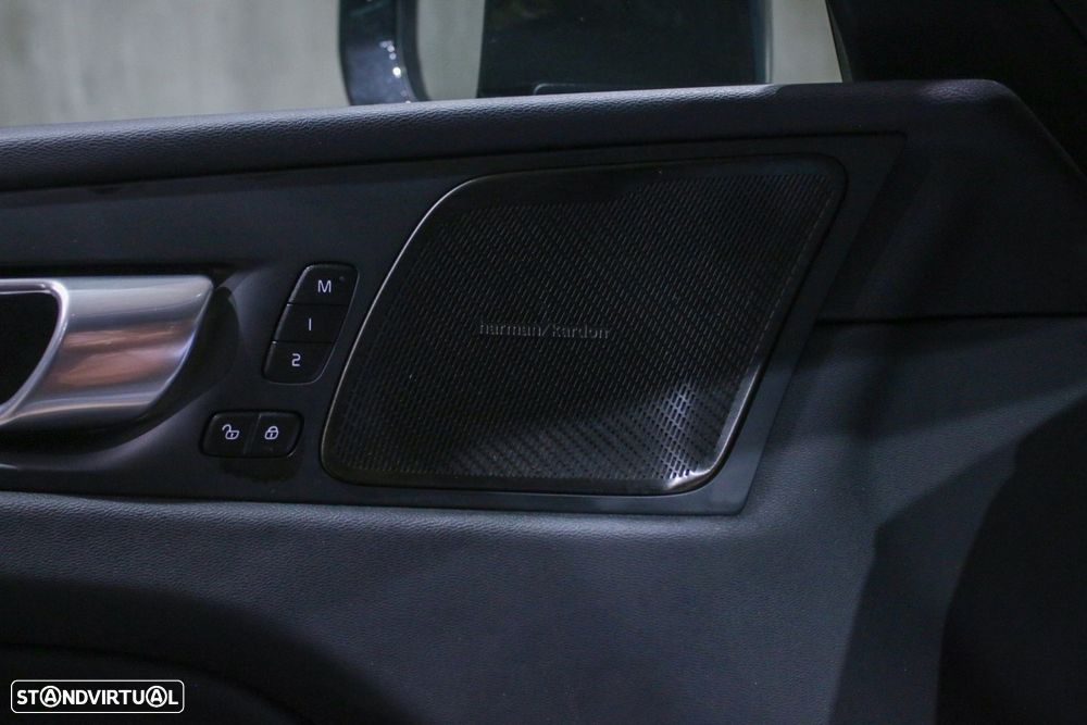 Volvo XC 60 2.0 T6 PHEV Plus Dark AWD - 32