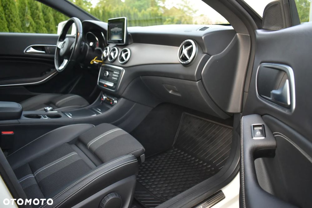 Mercedes-Benz CLA 200 7G-DCT UrbanStyle Edition - 10
