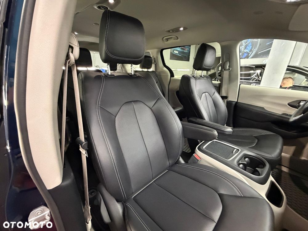 Chrysler Pacifica - 12