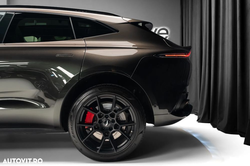 Aston Martin DBX - 8