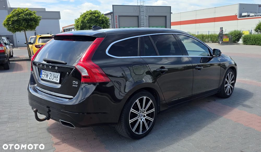 Volvo V60 D6 Plug-In-Hybrid AWD Geartronic Summum - 4