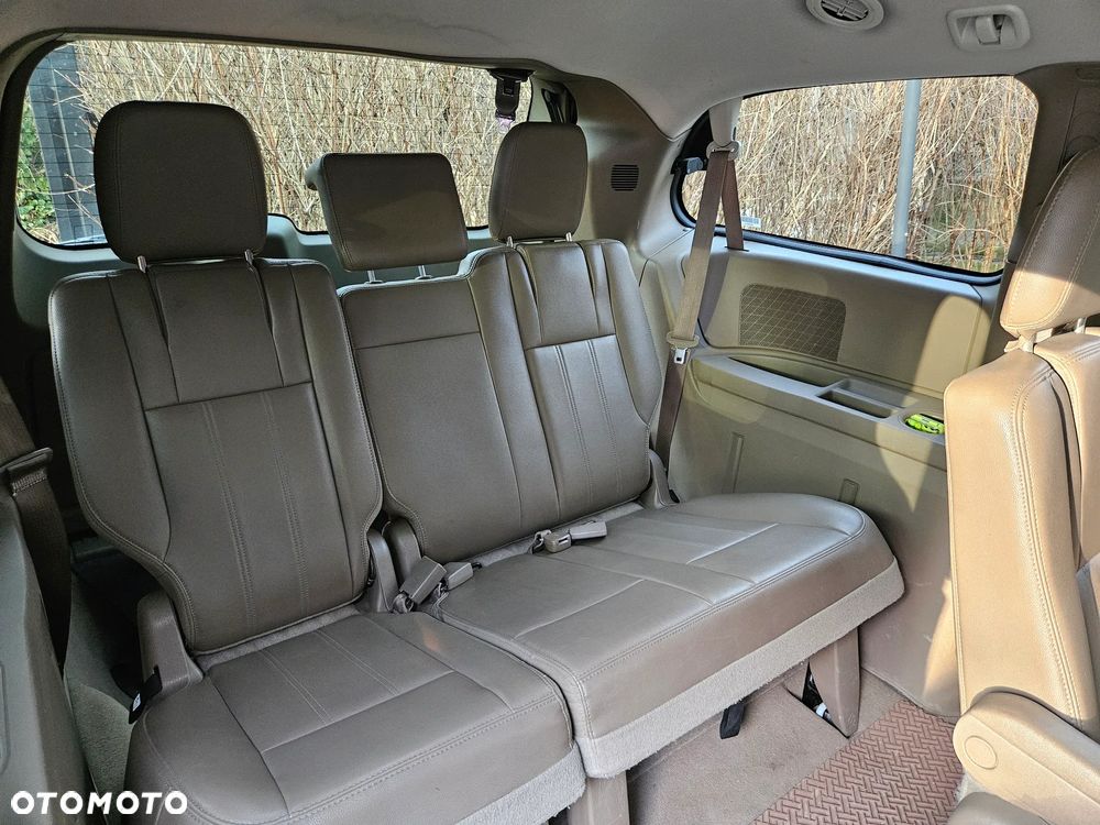 Chrysler Town & Country - 13