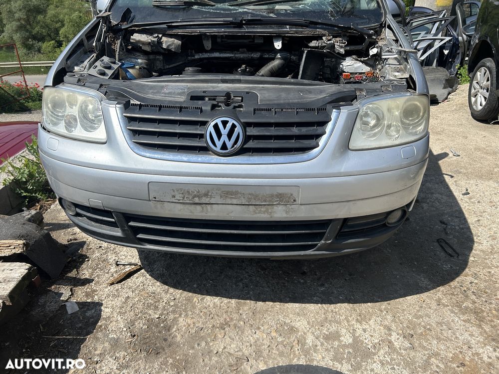 Far Volkswagen Touran - 2