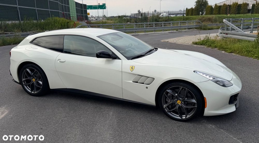 Ferrari GTC4Lusso - 14