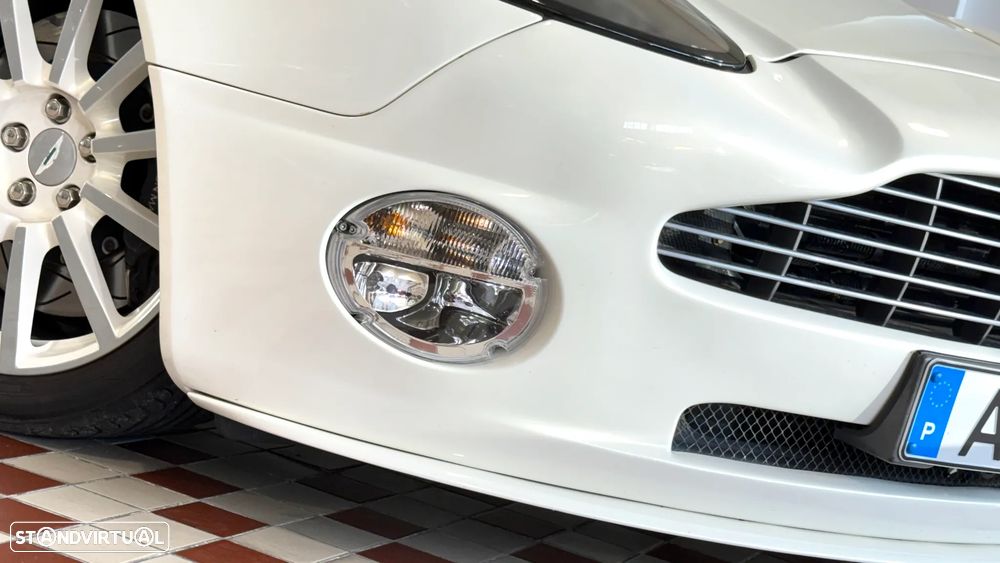 Aston Martin Vanquish S - 8