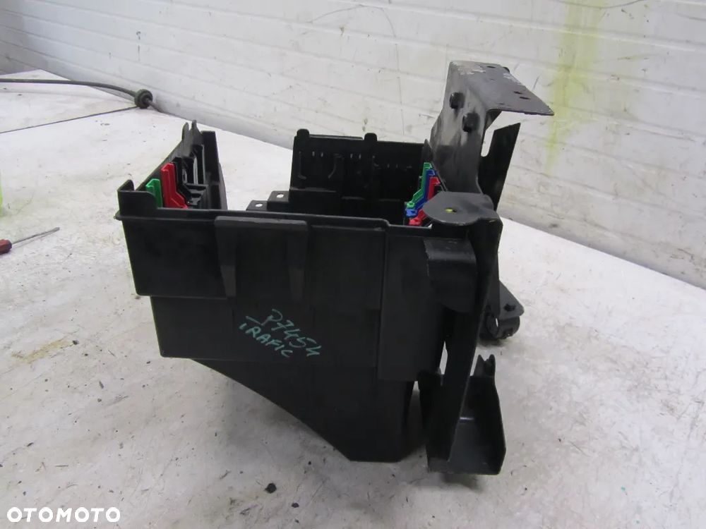 renault trafic-vivaro 06->2.5 dci obudowa skrzynki bezpieczników - 2