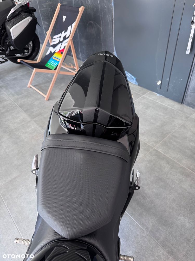 Suzuki GSR - 13