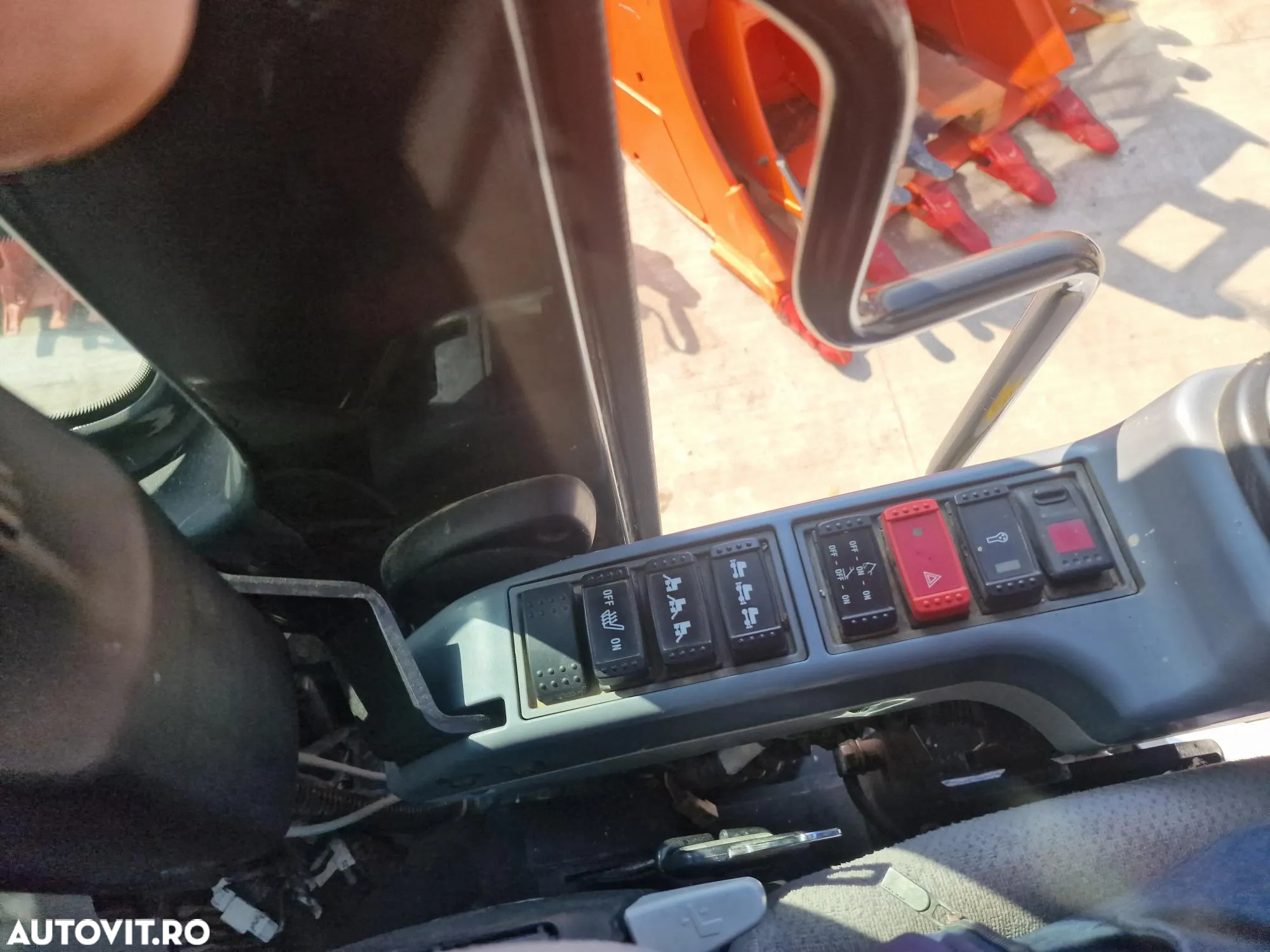 Hitachi EXCAVATOR PE ROTI, 3 brate excavare, LAMA+CALE, cupa NOUA 1,2m latime, Masa operationala 17,2t, Inst picon, A doua inst hidr, 2018, 2.993h, hidraulica HITACHI, anv noi, posibilitate leaisng 3 ani, PROMOTIE 99.900 EUR+Tva - 12