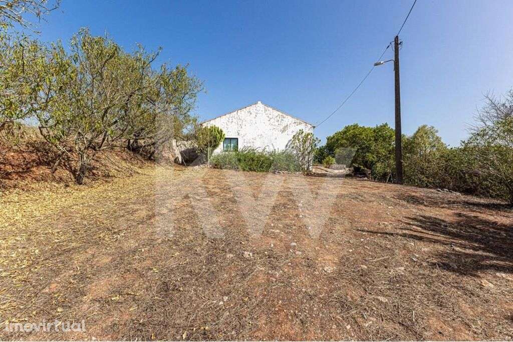 Terreno Misto com casa a 2,5 km da cidade de Lagos - Grande imagem: 2/19