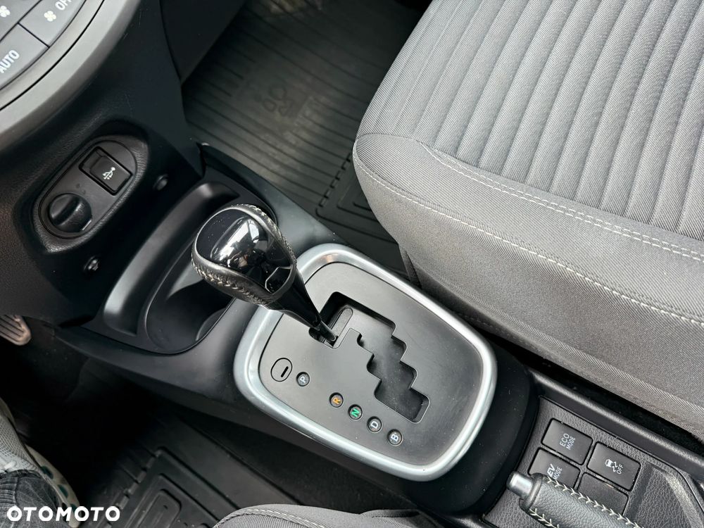 Toyota Yaris Hybrid 100 Sol - 19