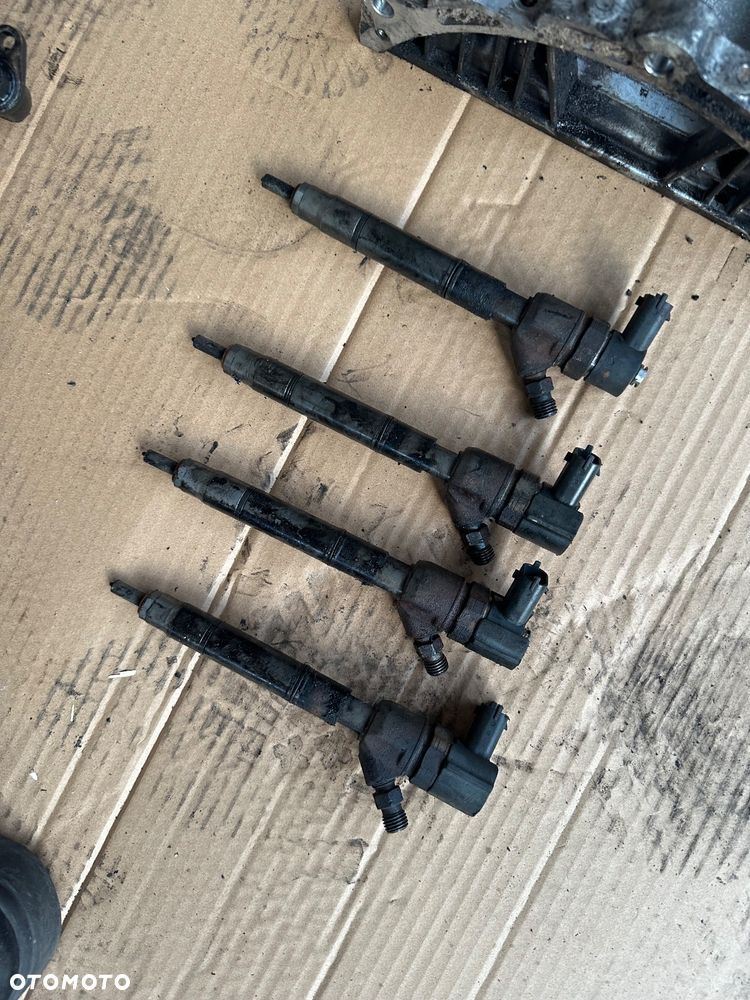 Hyundai ix35 Szyba   Szyby P 43R-000083 50,- Szyba 43R-000083 50,- Przełącznik oświetlenia LMCP20P 50,- Przepływomierz 28164-2A500 150,- Zawód wirowy kolektora ssącego 250,- Głośnik 87660-2S000 50,- Podstawa filtra oleju 26420-2A300 100,- Pompa Vacum 28810-2A500 200,-  Poduszka powietrzna pasażera PA5067100-00 200,- Wtryski 33800-2A800 Hyundai 1.7 CRDI 4x150,- Wybieracz biegów 50,- Listwa wtryskowa 31400-2A420 50,- Lampa tylna prawa 150,- Obudowa rozrządu 21311-2A301 100,- Chłodnica intercooler 28270-2A850 100,- Miska olejowa Hyundai 1.7 CRDI 200,- Obudowa rozrządu 1.7 CRDI 300,- Pokrywa zaworów 300,- Rurka olejowa 100,- Podciśnienie 3.66112.03 100,- Przegub Hyundai 1.7 CRDI 2x300,- Odma smog czarny 100,- Łapa skrzyni 50,/ Pompa wysokiego ciśnienia 1.7 CRDI L036/L038 200,- Łapa 1WA/2S10C/AL15 100,- Pompa wody GMB 50,- Progi IX35 2x150,- - 6