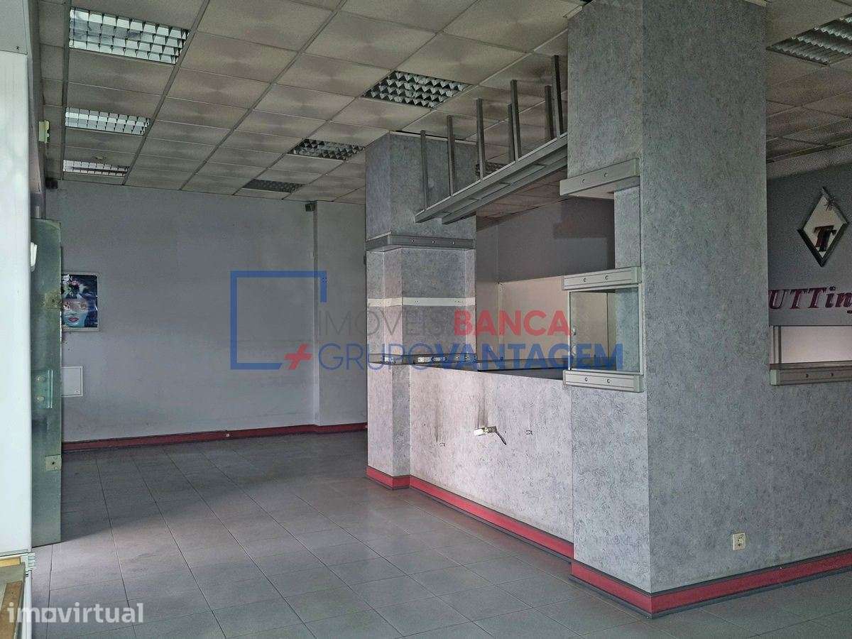 Loja 102 m² em Setúbal: Potencial Comercial ou Conversão em Habitaç... - Grande imagem: 2/19