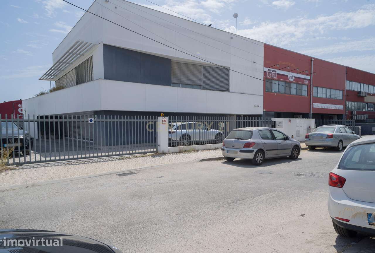 Edifício de Escritórios de 645m2 com Estacionamento - Grande imagem: 2/24