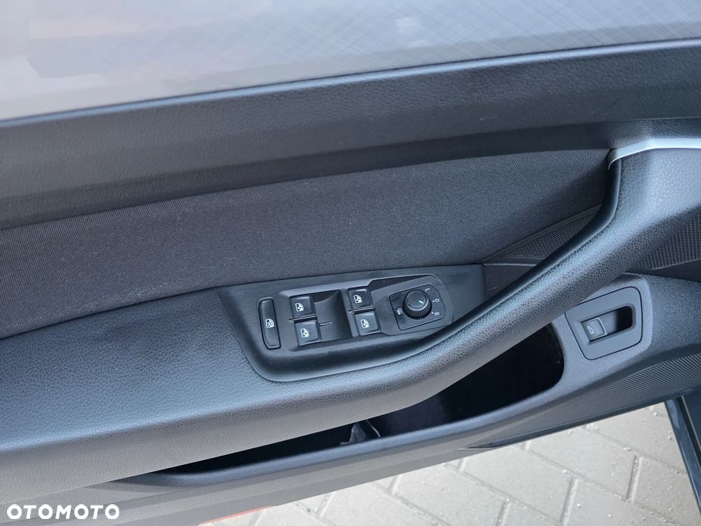 Volkswagen Passat 2.0 TDI SCR DSG Business - 17
