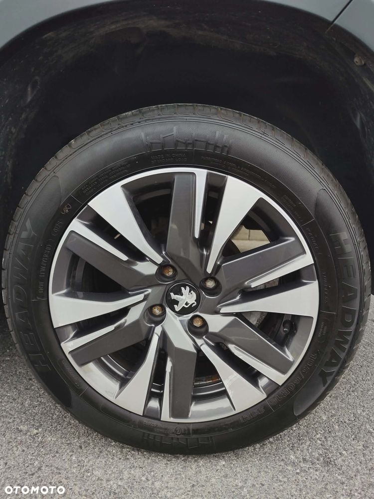 Peugeot 2008 1.2 Pure Tech Allure S&S - 17