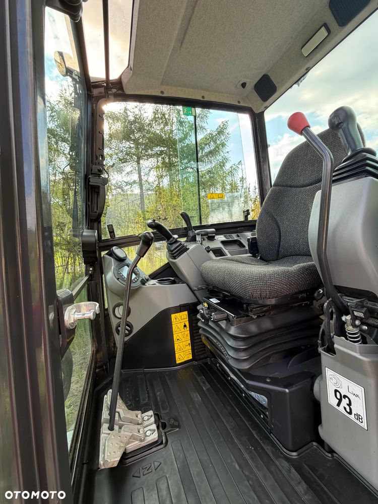 Bobcat E27z. Koparka Gąsienicowa 2,7 tony. 2024 rok. 870 mtg. Maszyna nie różni się od nowej z salonu!! Skarpówka Hydrauliczna! Pochodzi ze szkółki roślinnej z Norwegii. Zero luzów. pracowała przy krzewach!! Aktualna DEKRA dokumentacja. Silnik Yanmar! Linie Hydr. Dodatkowe. Szybkozłącze Hydr. Szybka wolna jazda. Wersja Norweska. Długie ramię. OKAZJA. Zero wycieków. Sztywna maszyna! - 17