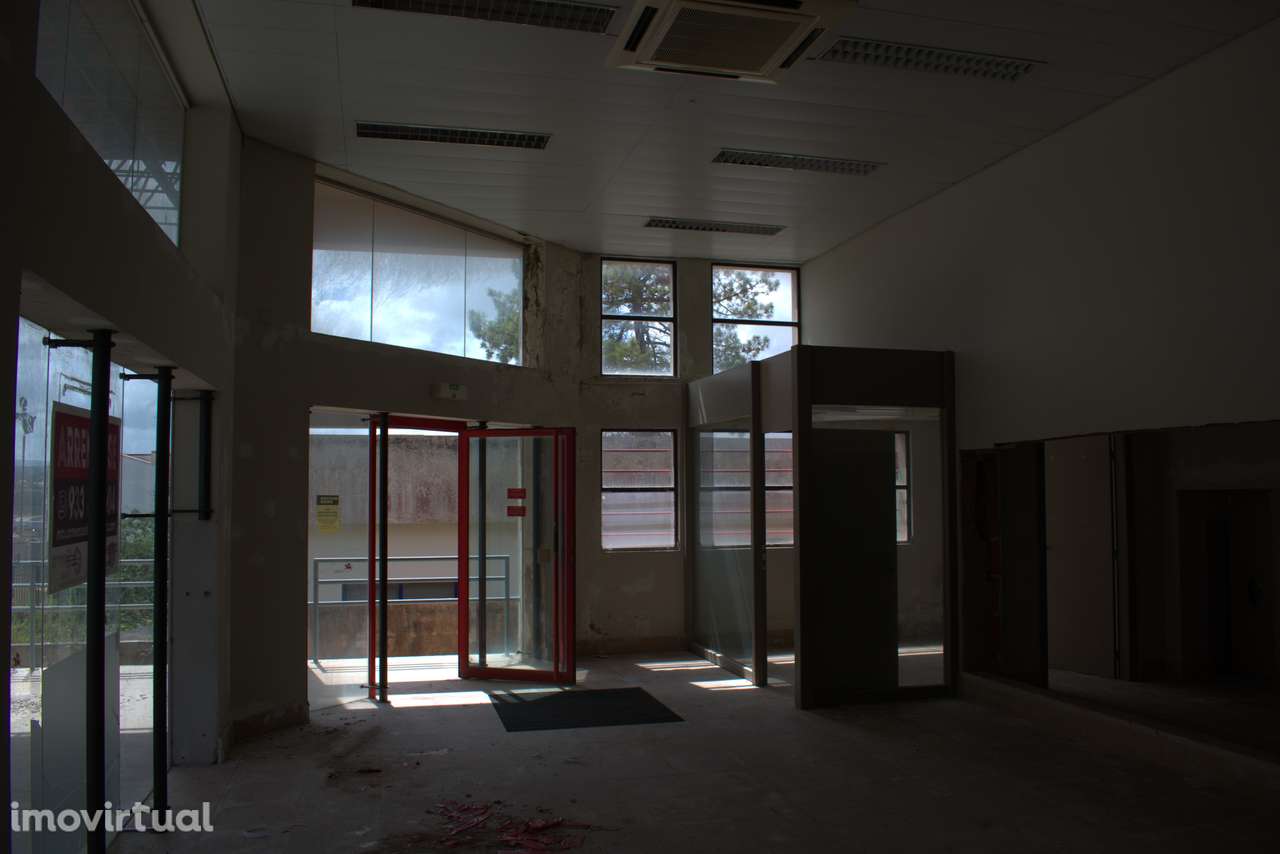 Espaço comercial de 451m² com estacionamento - Grande imagem: 4/17