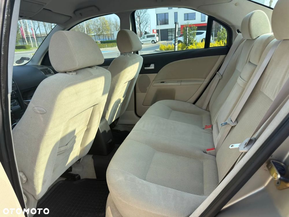 Ford Mondeo 2.0 Ghia - 12