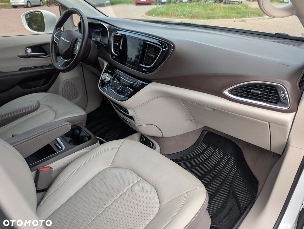Chrysler Pacifica - 17