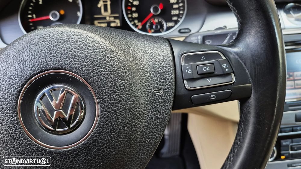 VW Passat 1.6 TDI BlueMotion Highline - 23