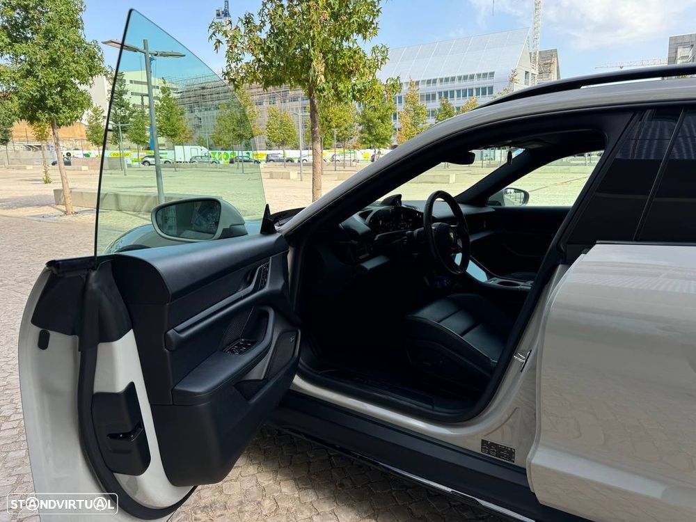 Porsche Taycan Cross Turismo 4 - 12