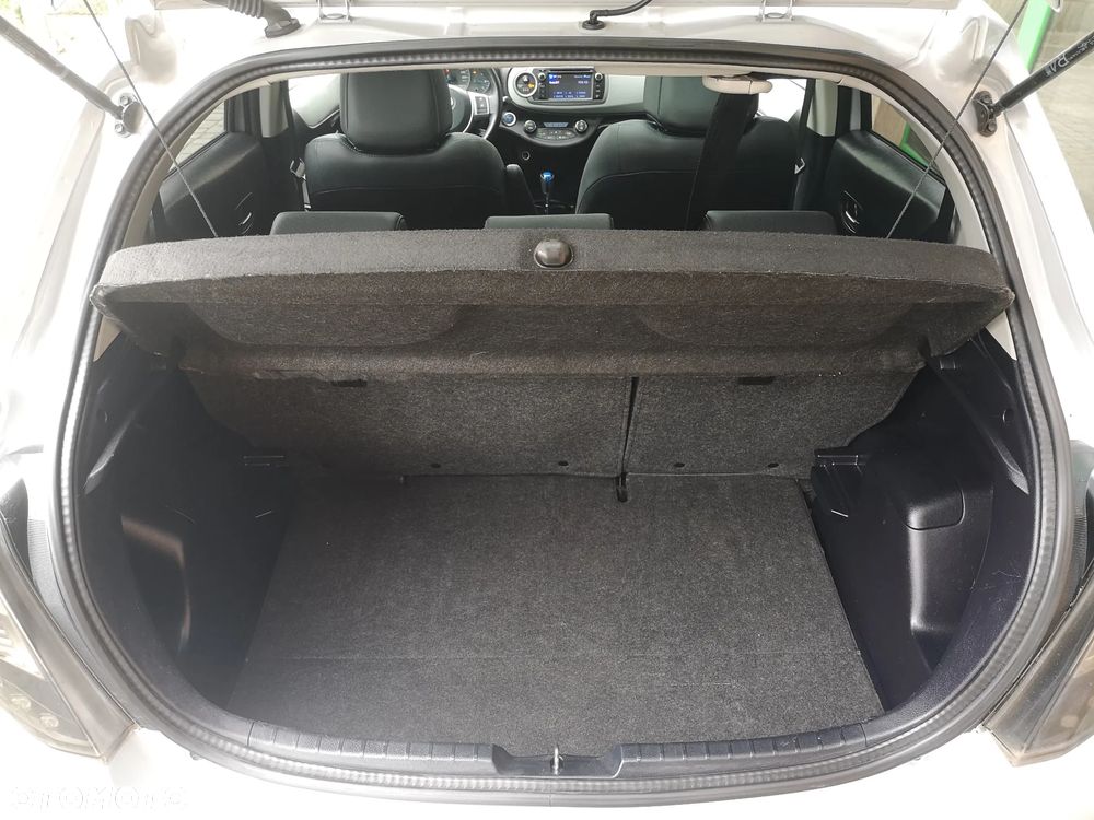 Toyota Yaris Hybrid 100 Premium - 36