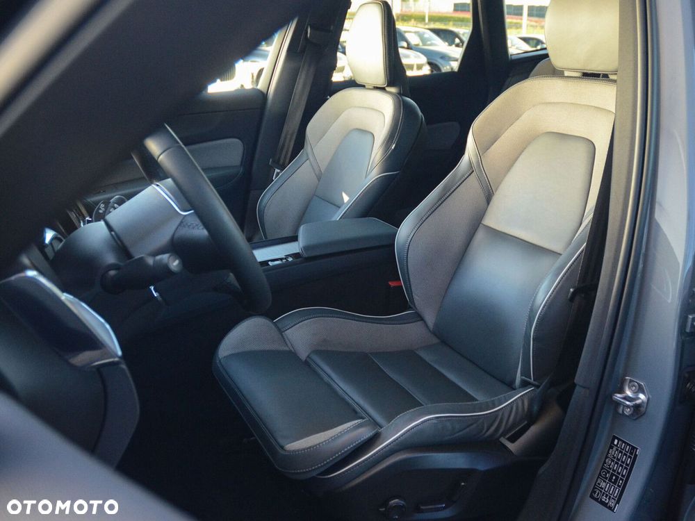 Volvo XC 60 B4 D AWD Plus Dark - 35