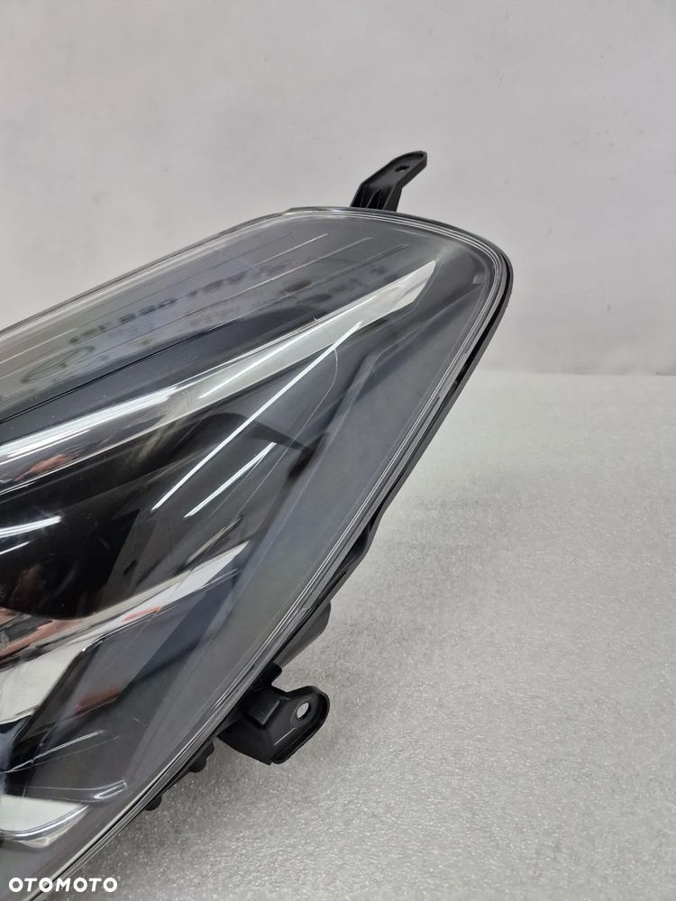 TOYOTA YARIS III 3 LIFT 17- PRAWA LAMPA PRZEDNIA PRZÓD SOCZEWKA , NR AUKCJI LA396 - 20