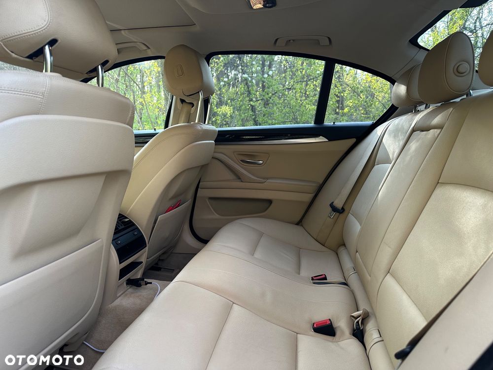 BMW Seria 5 528i xDrive - 15