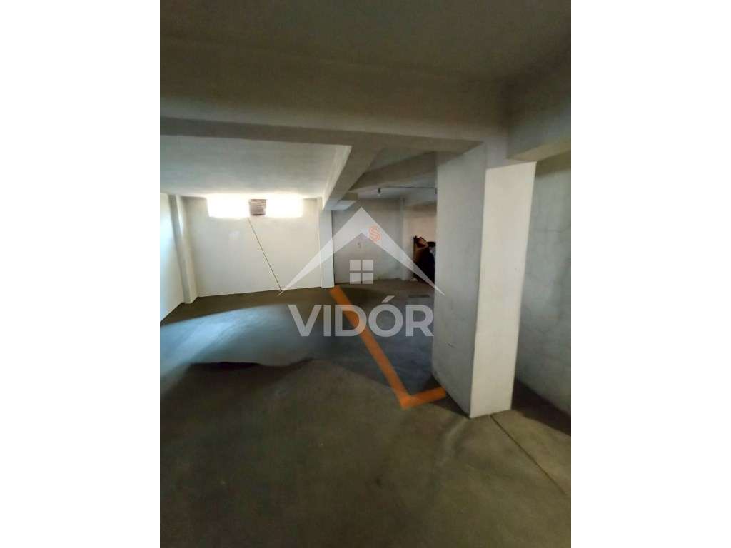 Garagem + Arrumo em Prédio nos Montes Burgos - Grande imagem: 2/2
