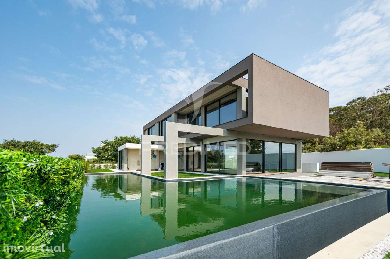 Moradia com acabamentos de luxo, jardim e piscina - Grande imagem: 2/40