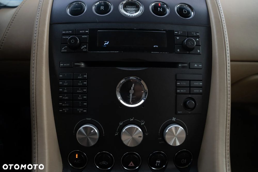 Aston Martin V8 Vantage - 15