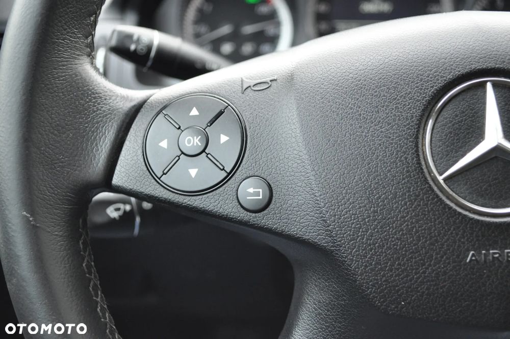 Mercedes-Benz Klasa C 180 CGI Automatik BlueEFFICIENCY Avantgarde - 23