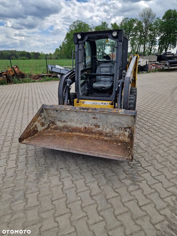 New Holland L216 - 2