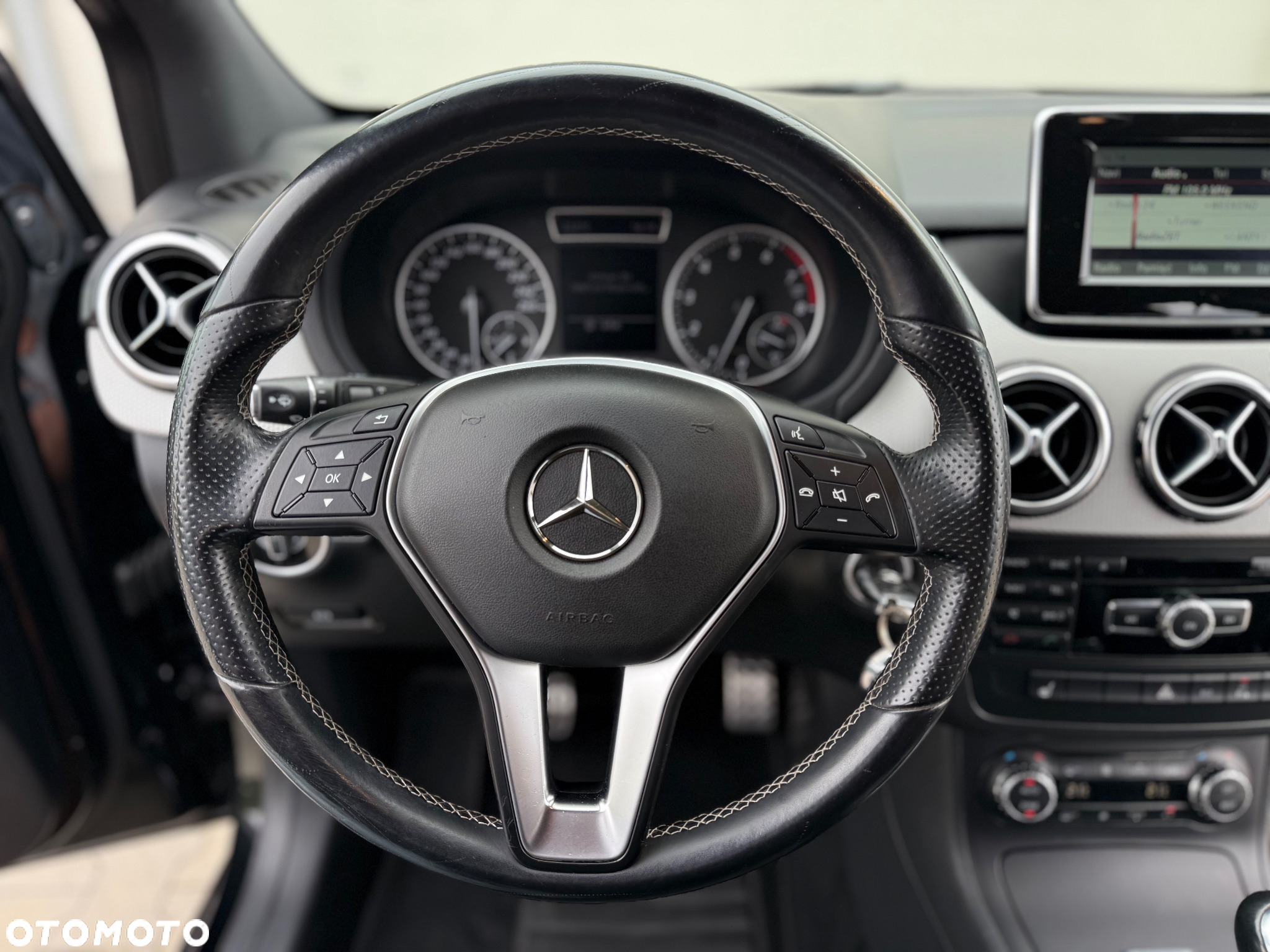 Mercedes-Benz Klasa B 180 UrbanStyle Edition - 22
