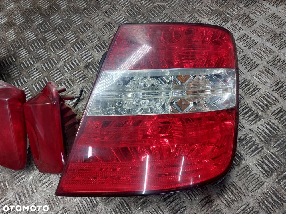 LAMPA LEWY TYŁ + PRAWY TYŁ W BŁOTNIK W KLAPĘ FIAT STILO I HB 5D - 5