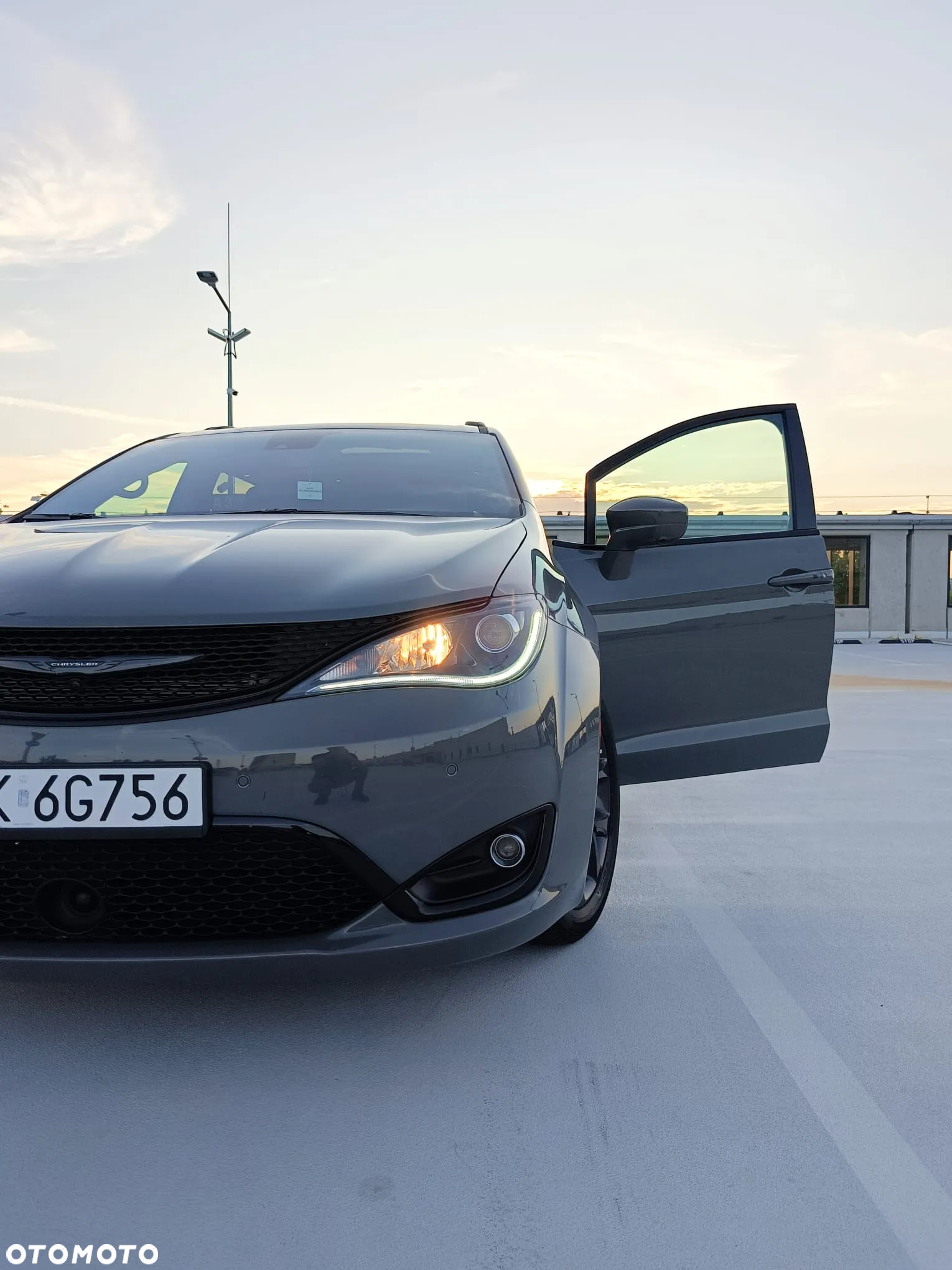 Chrysler Pacifica - 2