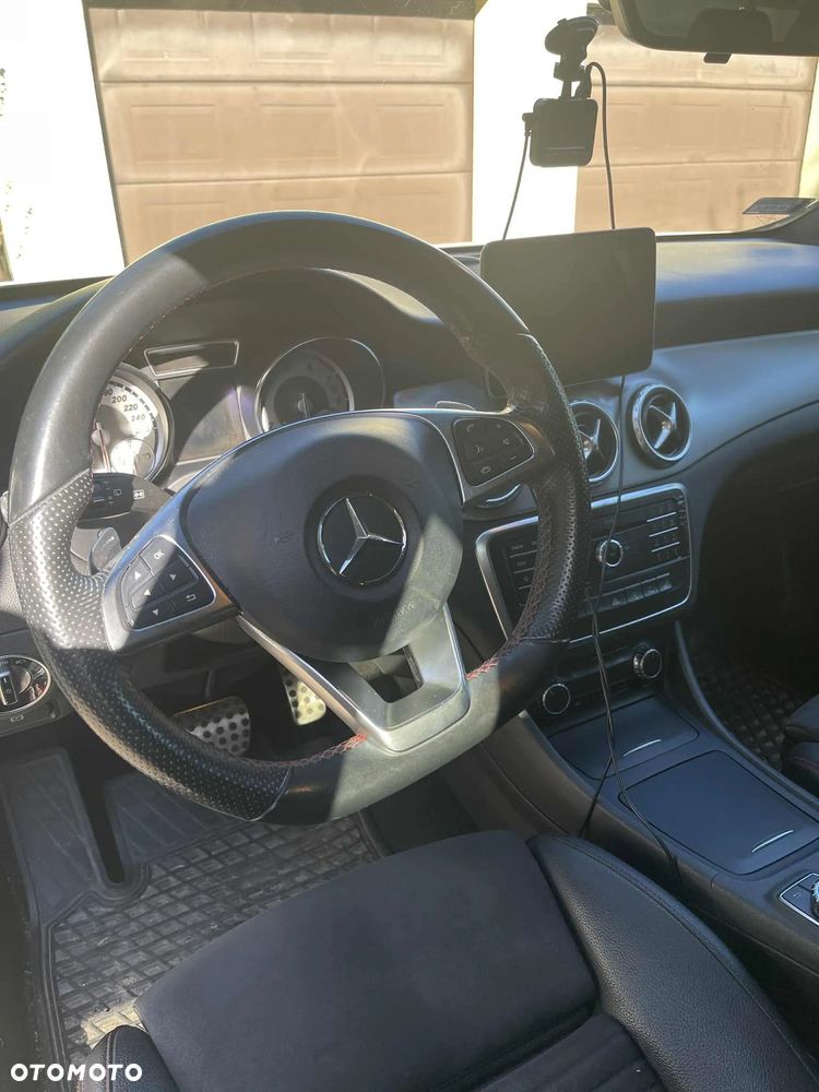 Mercedes-Benz GLA - 12