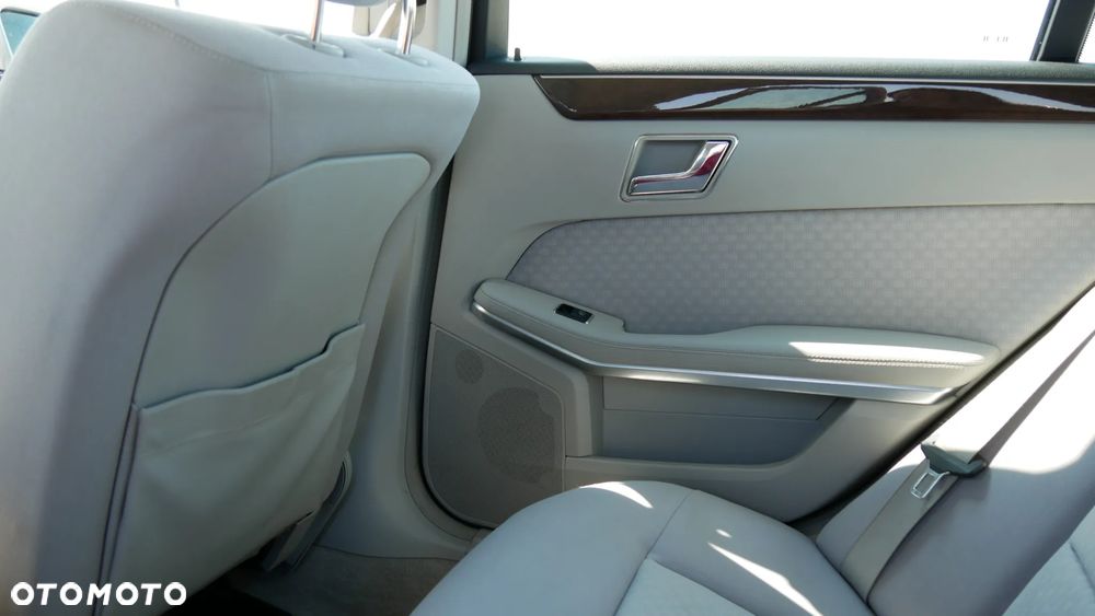 Mercedes-Benz Klasa E 250 CGI BlueEFFICIENCY Elegance - 23