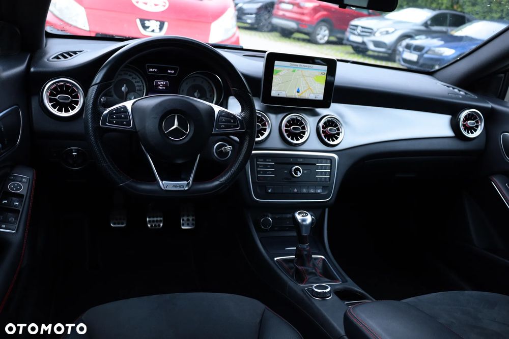 Mercedes-Benz CLA 180 AMG Line - 24